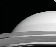  ??  ?? Solda: 2008 yılında Cassini tarafından alınan bu görüntü Satürn’ün halkaları ile Mimas’ı gösteriyor