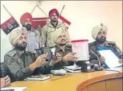  ?? HT PHOTO ?? Jagraon SSP Surjit Singh showing the articles seized from the accused in Ludhiana on Sunday.