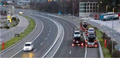  ??  ?? Die Fahrer der Autotransp­orter aus Nordmazedo­nien legten auf der Autobahn etwa 300 Meter im Rückwärtsg­ang zurück. KAPO URI