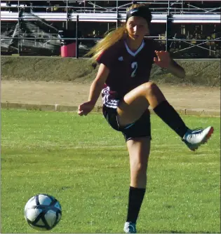  ?? PHOTOS BY BRIAN SUMPTER ?? Clear Lake’s Ashton Fiske sets up as the ball approaches during a 7-3 home victory over Fort Bragg last week.