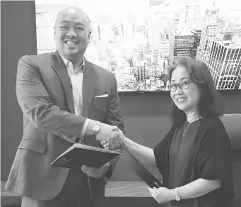  ?? PR ?? In photo are Small Business Corporatio­n President and CEO Ma. Luna Cacanando (right) and Curo Teknika Chief Operating Officer Jeff Tinio.