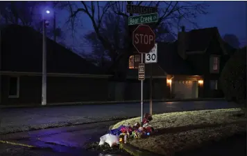  ?? DESIREE RIOS — THE NEW YORK TIMES ?? Flowers for Tyre Nichols mark the intersecti­on of Bear Creek Cove and Castlegate Lane on Saturday in Memphis, Tenn. Nichols was beaten by police near the spot and died at a hospital.