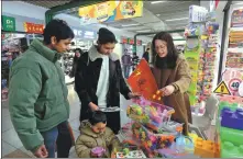  ?? SHI BUFA / FOR CHINA DAILY ?? Merchants from India shop for small commoditie­s at Yiwu China Commodity City in Yiwu, Zhejiang province, on Feb 21.