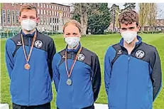  ?? FOTO: NEUSSER SV ?? Das Trio des Neusser Schwimmver­eins bei der U19-DM in Berlin: (v.l.) Christoph Lemken, Sarah Dicks und Mika Adam.