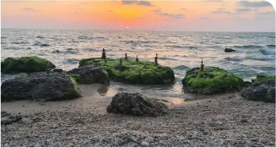  ?? (Adina Rabinowitz, IG: @adinarab, in Herzliya) ?? WHAT ARE these stone structures atop these rocks by the beach? Regardless of their purpose, their ultimate function is clear: Silent witnesses to the sunset.