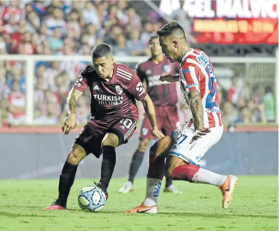  ?? Marcelo manera ?? Quintero ingresó durante el primer tiempo, en lugar de Martínez Quarta; en la imagen, pisa el balón frente a Javier Méndez