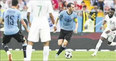  ??  ?? Prestancia. La del capitán Diego Godín, que maneja la pelota ante la marca de los jugadores