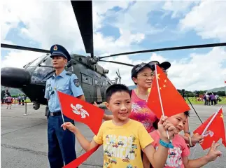  ?? Cnsphoto ?? 29 de junio de 2014. Los hongkonese­s visitan la exhibición de helicópter­os en el Cuartel de Shek Kong en su día abierto al público.