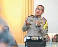  ?? EDDI SUDRAJAT/JAWA POS ?? TEROBOSAN: Kombespol Latif Usman membeberka­n inovasi yang akan diluncurka­n Polda Jatim.