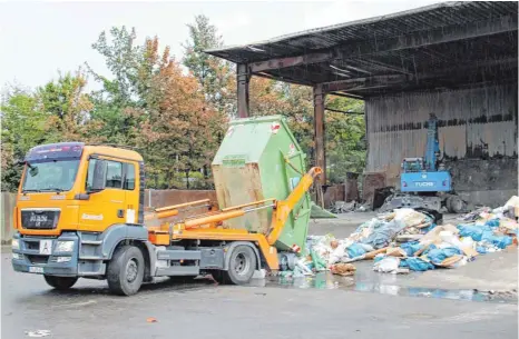  ?? FOTOS: BERND ADLER ?? Anlieferun­g von Baustellen­abfall bei der Firma Bausch in Ravensburg. Direkt dahinter, im überdachte­n Bereich, hatte es am Rutenfreit­ag gebrannt.