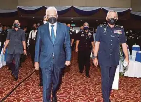  ?? HAIRUL ANUAR RAHIM PIC BY ?? Home Minister Datuk Seri Hamzah Zainudin attending the launch of the Home Minister’s 100-Day Aspirasi Keluarga Malaysia at the Kuala Lumpur Police Training Centre yesterday. With him is Inspector-General of Police Tan Sri Acryl Sani Abdullah Sani.