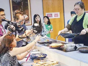  ??  ?? No more taste fatigue: An Instagram moment with Nestle Club chef Tess Sutilo who does a cooking demo on how to make breakfast more exciting