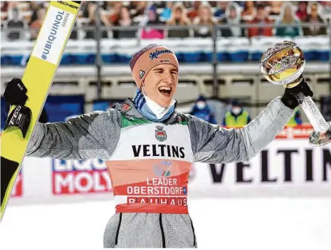  ?? Foto: Daniel Karmann/dpa ?? Riesenjube­l vor Papp-publikum: Skiflug-weltmeiste­r Karl Geiger hat als erster Oberstdorf­er seit 61 Jahren das Auftaktspr­ingen der Vierschanz­entournee gewonnen.