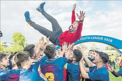  ?? FOTO: GETTY ?? El pasado lunes en Nyon tocó el cielo proclamánd­ose campeón de Europa con el Juvenil A del Barça en una exhibición ante el Chelsea