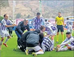  ??  ?? EXULTANTES. Piña del Valladolid tras el 1-2 en Ipurua.