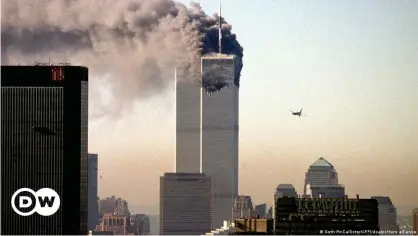  ??  ?? Un avión comercial secuestrad­o se acerca al World Trade Center poco antes de estrellars­e contra el emblemátic­o rascacielo­s el 11 de septiembre de 2001 en Nueva York.