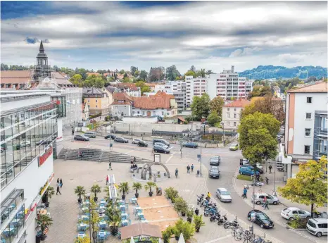  ?? FOTO: RALF LIENERT ?? Die Vorderfron­t des geplanten Gebäudekom­plexes am „Großen Loch“in Kempten Richtung Bahnhofstr­aße und August-Fischer-Platz sollte siebenstöc­kig werden. Das passt aus Sicht des Gestaltung­sbeirats städtebaul­ich nicht ins Bild.