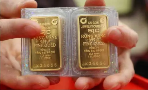  ?? VNA/VNS Photo Minh Quyết ?? Sjc-branded gold bullion. The State Bank of Vietnam will resume gold bar auctions in an e
ort to improve supply to the market after 11 years of suspension.