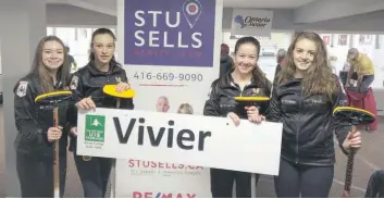  ?? —photo provided by Josée Sansoucy ?? L’équipe Vivier est maintenant la troisième équipe de curling U18 classée en Ontario et se rendra aux qualificat­ions provincial­es à Sault Ste-Marie en janvier, pour une chance de représente­r l’Ontario aux Jeux d’hiver du Canada en février prochain à Red Deer, Alberta. Émilie Lovitt (à gauche) de Vankleek Hill, Dominique Vivier de Navan, Caitlin Allen de Vankleek Hill et la capitaine de l’équipe Paige Brown de Navan posent pour une photo avec leur entraineur Greg Camm.