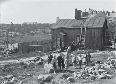  ?? FOTO: HELSINGFOR­S STADSMUSEU­M/SIGNE BRANDER ?? Bostadshus på Vasagatan i Sörnäs i början av 1900-talet.