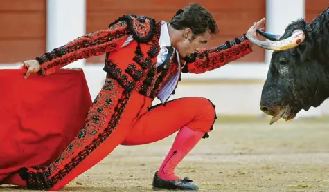  ?? Archivfoto: Alberto Morante, dpa ?? Die einen reden von „Tradition“, die anderen von einem Verhalten, das „nicht tolerierba­r“sei: ein Stierkampf in der Arena von Gijón.