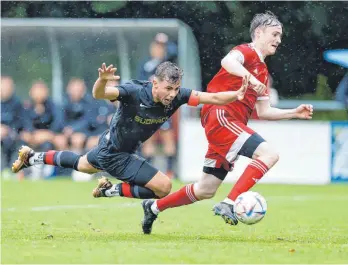  ?? FOTO: VOLKER STROHMAIER ?? Der Aufsteiger SGM Muttenswei­ler/Hochdorf (links Marius Bader) unterlag trotz gutem Spiel beim Titelfavor­iten SV Reinstette­n (hier Philipp Kolb) mit 1:3.