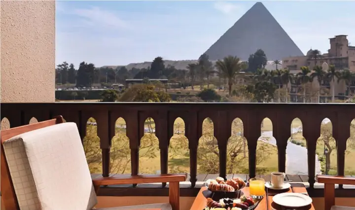  ?? MARRIOTT MENA ?? Marriott Mena House er hotellet der håndballgu­tta skal bo under håndball-VM i Egypt. Utsikten til Giza-pyramidene er spektakula­er.