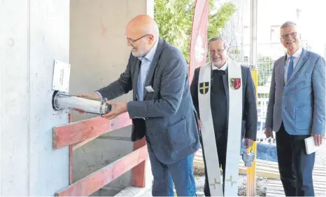  ?? FOTO: TANJA BOSCH ?? Glückliche Gesichter bei der Grundstein­legung des neuen Caritas-Zentrums in Biberach (von links): Peter Grundler, Dekan Sigmund Schänzle und Pfarrer Oliver Merkelbach.