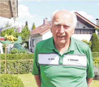  ?? FOTO: JENNIFER KUHLMANN ?? Frank Dittmann wird heute 90 Jahre alt. Im Sommer verbringt er viel Zeit in seinem Garten.