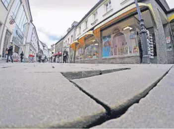  ?? RP-FOTO: JOACHIM PREUSS ?? Die Pflastersc­häden auf der Bechemer Straße sind unübersehb­ar. Die Stadt veranlasst nach eigenen Angaben „eine punktuelle Reparatur bei Schadstell­en“– wie nach unserem Bild bereits geschehen.