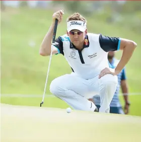  ??  ?? El inglés Ian Poulter ha tirado desde el jueves, rondas de 71, 66 y 68, para un total de 205 golpes, dos menos que el boricua.