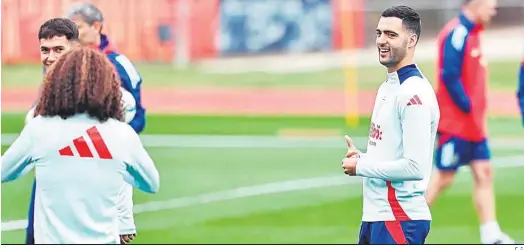  ?? E. P. ?? Mikel Merino bromea con Cucurella en un momento del entrenamie­nto de ayer en Las Rozas por parte del combinado nacional.