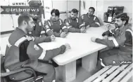  ??  ?? Prueba. Las autoridade­s iraníes divulgaron un video en donde se ve a los trabajador­es petroleros detenidos.