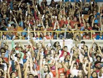  ??  ?? Miles de estudiante­s acuerdan paralizar el sistema universita­rio mediante voto de huelga.