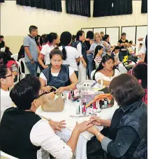  ?? AMELIA ANDRADE / EXPRESO ?? Clausura. Las mujeres capacitada­s mostraron lo aprendido en el curso.