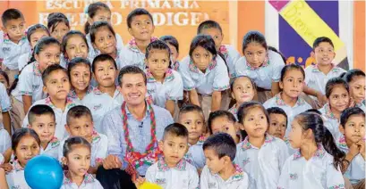  ??  ?? VISITA. El presidente Enrique Peña Nieto estuvo ayer en la escuela Esfuerzo Indígena, en San Luis Potosí.