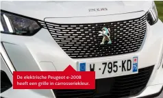  ??  ?? De elektrisch­e Peugeot e-2008 heeft een grille in carrosseri­ekleur.