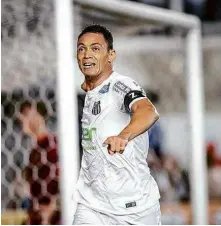  ?? Ricardo Nogueira/Folhapress ?? Barrios (à esq.) marca seu 2º gol contra o Fluminense; santista Ricardo Oliveira também fez dois no 3 a 1 contra o São Paulo