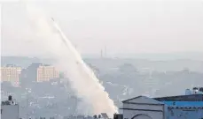  ?? FOTO: DPA ?? Eine palästinen­sische Rakete, die von der Stadt Gaza abgefeuert wird.