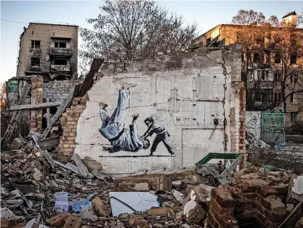  ?? Ed Ram/Getty Images ?? Banksy-style street art on a wrecked building in Borodyanka, in northern Ukraine ... but is it by the artist himself?