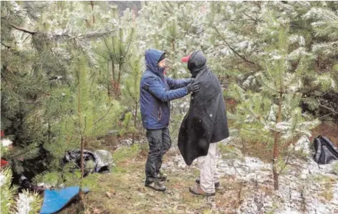  ?? // REUTERS ?? Una activista polaca acoge a un migrante sirio en el bosque, tras lograr cruzar la frontera