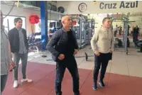  ??  ?? El timonel español quedó impresiona­do con el gimnasio.