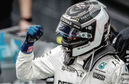  ?? Eduardo Anizelli/Folhapress ?? Valtteri Bottas vibra após marcar o melhor tempo no treino de classifica­ção, realizado ontem à tarde, em Interlagos; o piloto finlandês largará apenas pela terceira vez como pole position em sua carreira na F-1