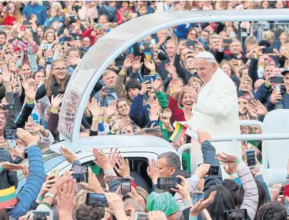  ?? PETRAS MALUKAS/AFP ?? El Papa saludó ayer a los lituanos tras su llegada a Vilna