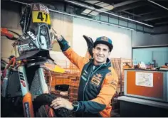  ??  ?? Kevin Benavides posa con los colores de KTM, su nuevo equipo.