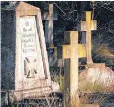  ?? FOTOS: ARCHIVO LA NUEVA. ?? Las tumbas serían del capitán y un oficial del "Patagonia", en el cementerio. Las cruces, de los marineros.