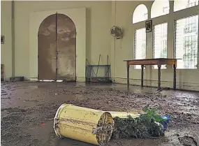  ??  ?? Inundada de lodo. Interior de la ermita que se inundó en Santa Rosa de Lima, La Unión, luego de que se desbordó una quebrada por las lluvias del jueves en la noche.