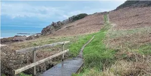  ?? | PHOTO : OUEST-FRANCE ?? La montée menant au point culminant de la Fosse Eyrand est la première difficulté de cette balade.