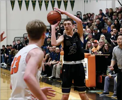  ?? JOSE QUEZADA — HUMSPORT ?? Omar Banuelos announced Wednesday his intent to join the College of the Redwoods men’s basketball team in the fall.