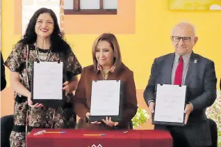  ?? /MIZPAH ZAMORA ?? Lorena Cuéllar encabezó la firma del contrato de donación del antiguo casco del exrancho Santo Domingo Tequixtla